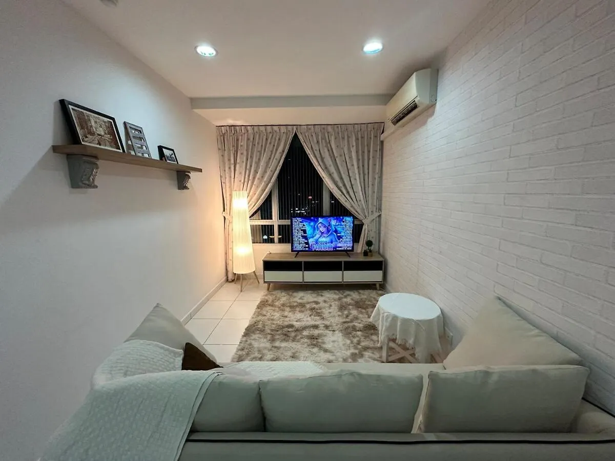 Mount Austin Akademik 2 Parking Spaces 3 Double Beds Johor Bahru
